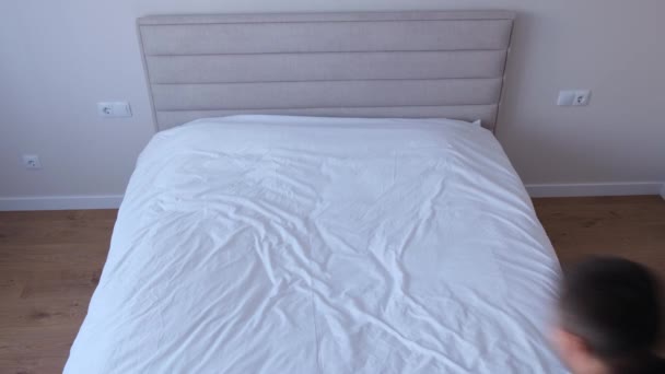 Чоловік Чорному Костюмі Падає Ліжко Спальні Офісний Працівник Відпочиває Під — стокове відео