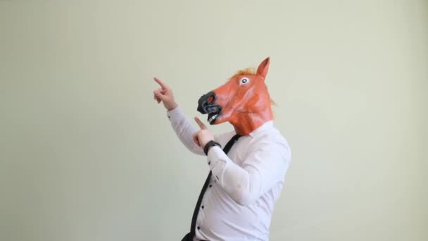 Homem Com Uma Máscara Cavalo Dança Olhando Para Câmera — Vídeo de Stock