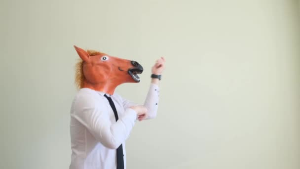 Joven Loco Con Una Máscara Caballo Bailando Rítmicamente Sobre Fondo — Vídeos de Stock