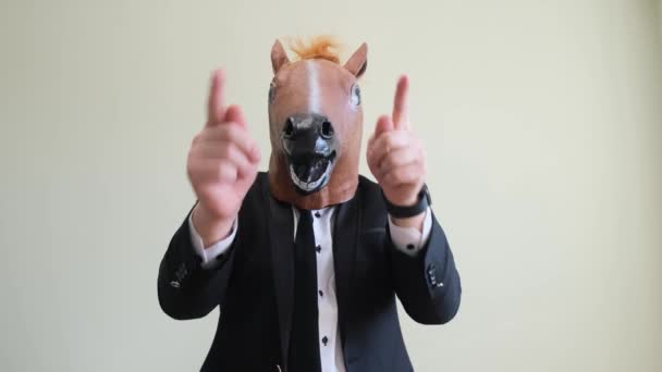 Странный Человек Костюме Маске Лошади Весело Танцующий Белом Фоне Сумасшедший — стоковое видео