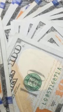 100 Amerikan Doları 'nın yakın plan çekimleri. İş ve finans. Dikey video