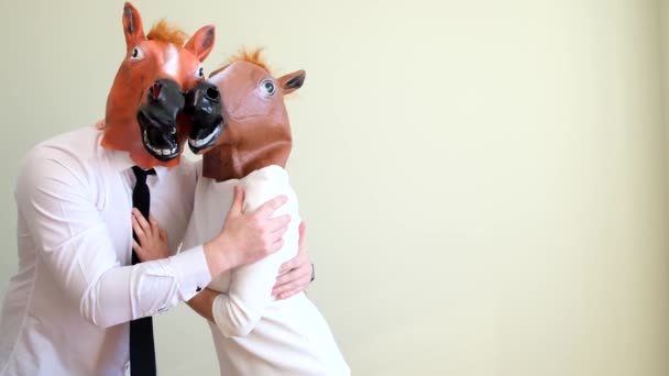 Szczęśliwa Para Małżeńska Tańczy Końskich Maskach — Wideo stockowe
