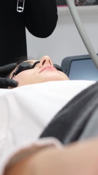 Uma Jovem Salão Beleza Óculos Proteção Laser Procedimento Remoção Pêlos — Vídeo de Stock