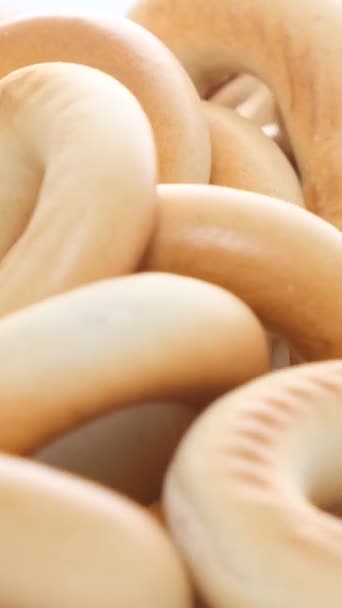 Fondo Con Deliciosos Bagels Secos Aislados Blanco Veesh Parte Superior — Vídeos de Stock