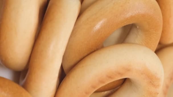건조한 밀가루 베이글 맛있는 라운드 베이글의 매크로 비디오 비디오 — 비디오