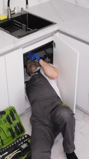 Ein Männlicher Klempner Repariert Eine Spüle Zum Geschirrspülen Für Eine — Stockvideo