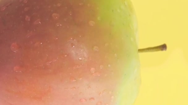 Großaufnahme Eines Apfels Mit Wassertropfen Auf Gelbem Hintergrund Atelier Zeitlupe — Stockvideo