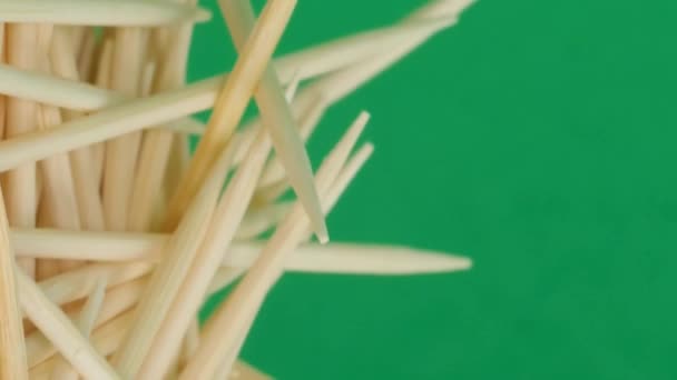 一组木制牙签的特写 背景为绿色铬色 垂直录像 — 图库视频影像