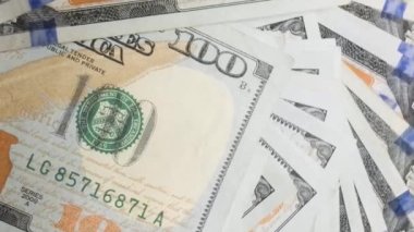 100 Amerikan Doları 'nın yakın plan çekimleri. İş ve finans. Dikey video