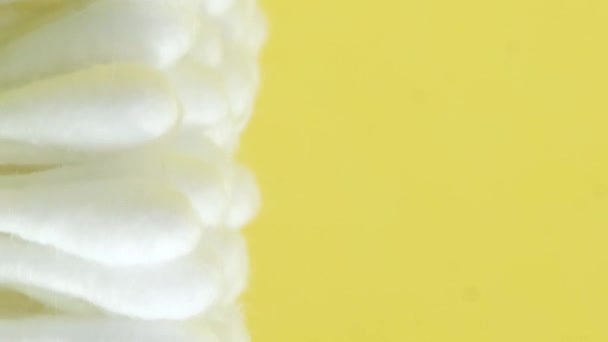 Großaufnahme Von Wattestäbchen Auf Gelbem Hintergrund Hygieneartikel Für Menschen Vertikales — Stockvideo