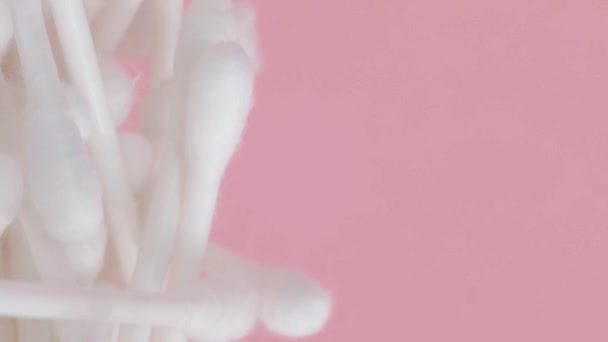 Крупним Планом Ватні Тампони Рожевому Тлі Пластикові Ватні Тампони Вертикальне — стокове відео