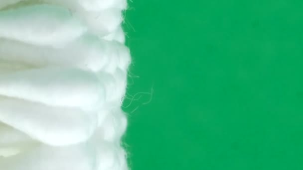 Großaufnahme Von Wattestäbchen Auf Grünem Chromakey Hintergrund Hygienische Mittel Zum — Stockvideo