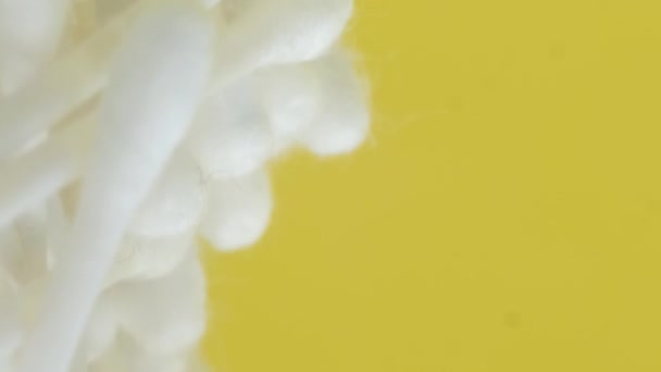 Coton Tige Rotatif Sur Fond Jaune Chromé Produits Hygiène Vidéo — Video