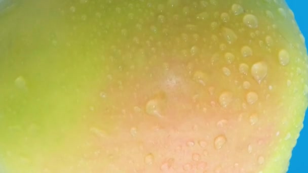 Ein Tropfen Wasser Fließt Aus Einem Großen Grünen Apfel Frischer — Stockvideo