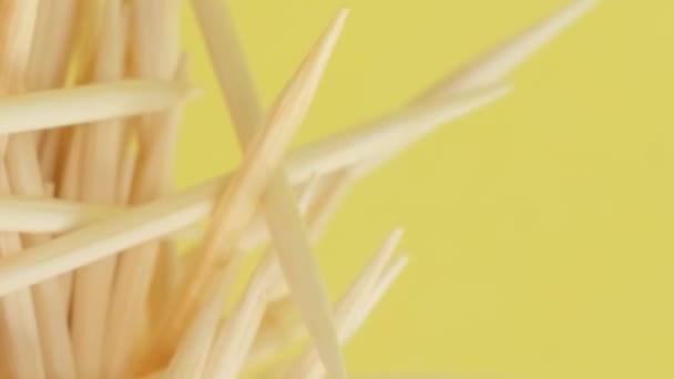 Μακρο Βίντεο Οδοντογλυφίδες Κίτρινο Φόντο Ξύλινες Ξύλινες Ράβδους Στοματική Υγιεινή — Αρχείο Βίντεο