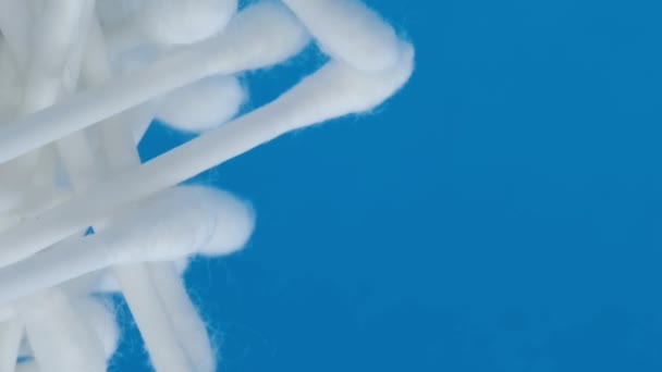 Productos Higiénicos Cogollos Algodón Sobre Fondo Azul Vídeo Vertical — Vídeos de Stock