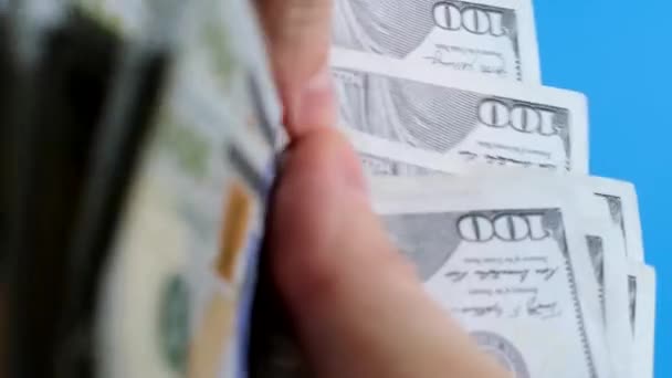 Menutup Konsultan Keuangan Manusia Dan Memegang Uang Dolar Tagihan Pengusaha — Stok Video