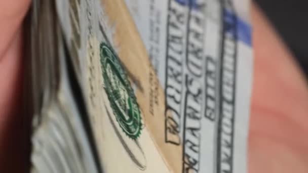 Erkek Eller 100 Dolarlık Banknotları Tutuyor Yatırım Rüşvet Veya Yolsuzluk — Stok video
