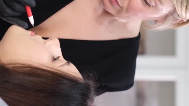 Maquillaje Labial Permanente Hermosa Joven Salón Belleza Con Una Esteticista — Vídeos de Stock