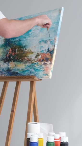 Konstnären Skapar Abstrakt Målning Konststudio Grå Bakgrund Modern Konst Målning — Stockvideo