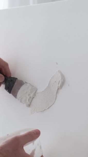 Ένας Νεαρός Γενειοφόρος Καλλιτέχνης Ευρωπαϊκής Εμφάνισης Ζωγραφίζει Λευκή Μπογιά Καθαρό — Αρχείο Βίντεο