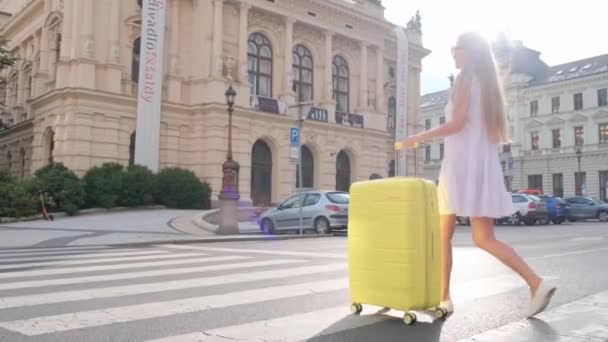 Νεαρή Γυναίκα Ταξιδιώτης Περπάτημα Μια Βαλίτσα Στο Δρόμο Της Πόλης — Αρχείο Βίντεο