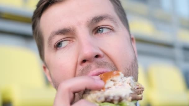 Aproape Omul Afaceri Care Mănâncă Hamburger Timpul Pauzei Prânz Mâncare — Videoclip de stoc