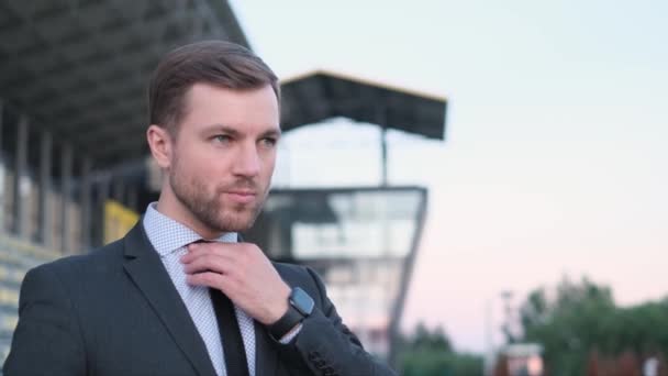 Młody Pracownik Biznesu Kaukazu Dopasowuje Krawat Odwraca Wzrok Pracownik Biurowy — Wideo stockowe