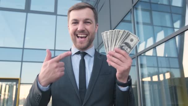 Счастливый Бизнесмен Показывает Заработанные Деньги Счастливчик Держит Руках Доллары Концепция — стоковое видео