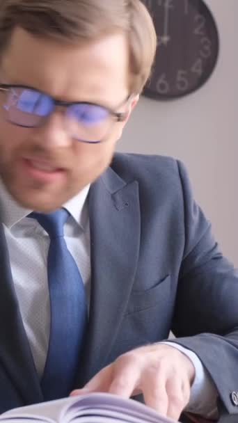 Tired Office Worker Has Lot Work Does Have Time Angry — Stockvideo