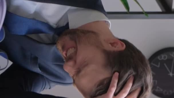 Nervous Office Worker Grabs His Head Problems Work Angry Business — Αρχείο Βίντεο