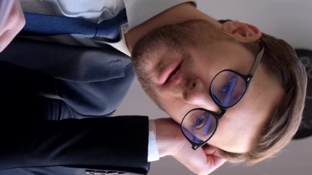 Manager Falls Asleep Workplace Office Tired Hard Work Computer Vertical — Αρχείο Βίντεο