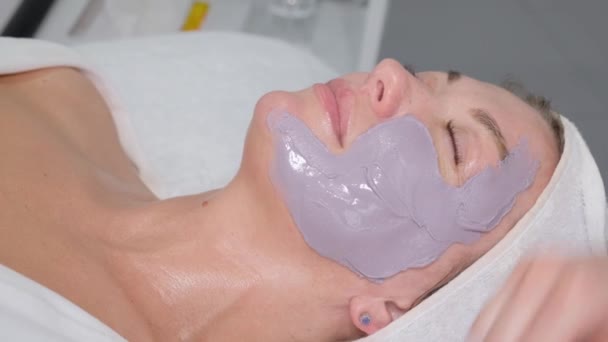 Close Womans Face Application Moisturizing Rejuvenating Mask Beautician Relaxed Woman — Stockvideo