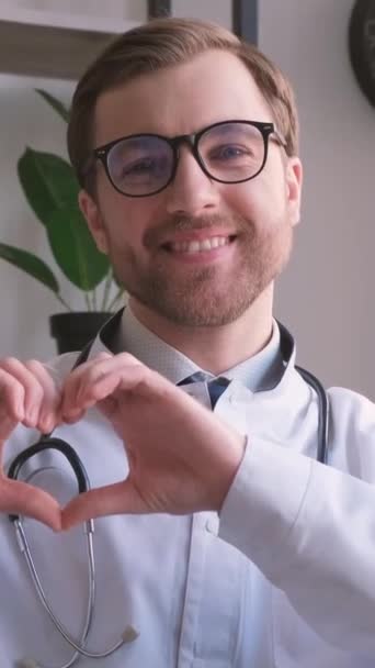 Doktor Ukazuje Gesto Srdce Směje Kamery Koncept Léčení Lidí Svislé — Stock video