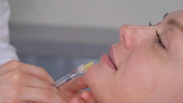 注射在女人的脸上 恢复注射药物 与面部皮肤老化作斗争 防止皮肤老化的现代方法 — 图库视频影像