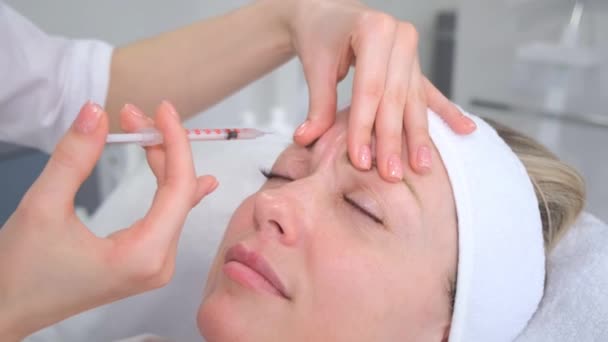 Injektion Das Gesicht Einer Schönen Frau Zur Hautverjüngung Facelifting Moderne — Stockvideo