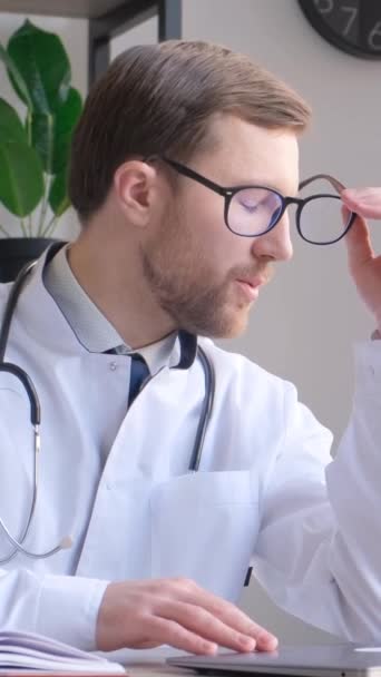 Médico Deprimido Tira Óculos Esfrega Ponte Nariz Conceito Sobrecarga Doutor — Vídeo de Stock