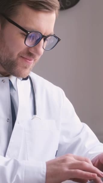 Genç Yakışıklı Doktor Ofisinde Telefonla Konuşuyor Profesyonel Bir Doktorun Tıbbi — Stok video