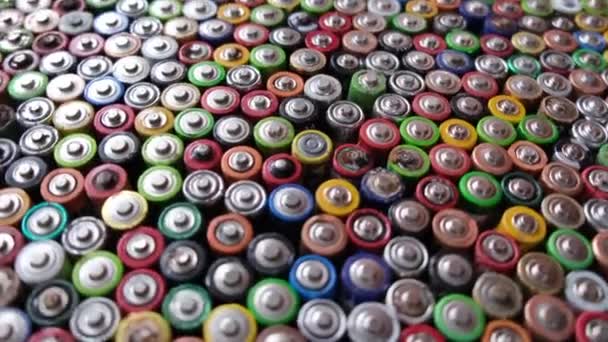 Použité Dobíjecí Baterie Různých Formátů Selektivní Zaměření Nebezpečná Koncepce Odpadků — Stock video