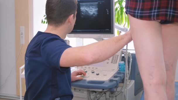 Ultrasound Diagnosis Lower Extremities Young Woman Problem Varicose Veins Doctor — Αρχείο Βίντεο