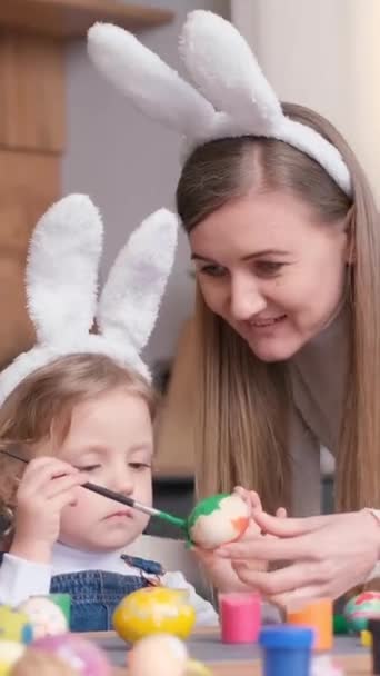 Una Hermosa Madre Rubia Con Hija Pinta Huevos Pascua Concepto — Vídeos de Stock