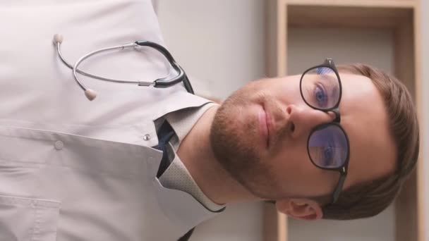 Portrét Doktora Bílém Plášti Brýlích Dívá Kamery Usmívá Pojem Medicína — Stock video
