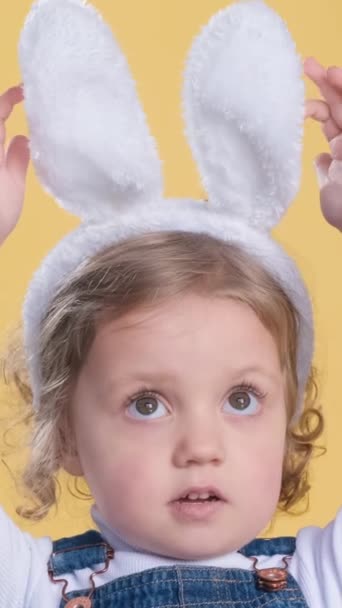Wielkanoc Wakacje Wiosenna Koncepcja Szczęśliwa Zabawna Uśmiechnięta Urocza Dziewczynka Nosząca — Wideo stockowe