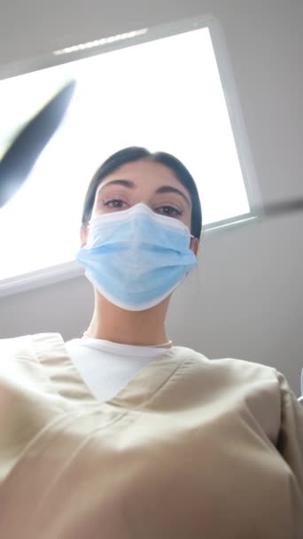 Μια Γυναίκα Οδοντίατρος Μάσκα Περιποιείται Δόντια Ενός Ασθενή Μεταλλικά Εργαλεία — Αρχείο Βίντεο