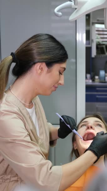 Female Dentist Treats Caries Black Gloves Caries Treatment Dental Clinic — Stock Video