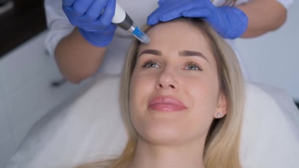 Massageterapeuten Utför Vakuumrullmassage För Klienten Kvinna Skönhetssalong Korrigerar Ansiktets Form — Stockvideo