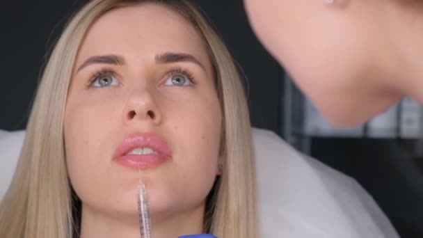 Una Esteticista Hace Una Inyección Belleza Los Labios Una Hermosa — Vídeo de stock