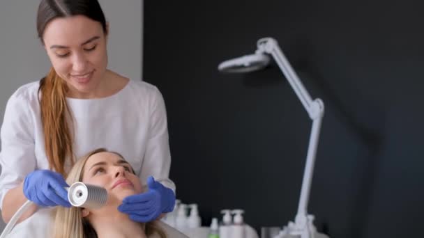 Esteticista Profesional Con Paciente Durante Procedimiento Tratamiento Facial Una Clínica — Vídeos de Stock