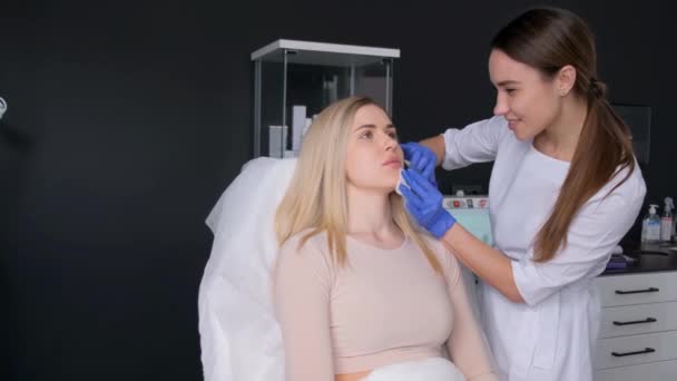 Esteticista Realiza Procedimento Aumento Labial Uma Bela Mulher Salão Beleza — Vídeo de Stock