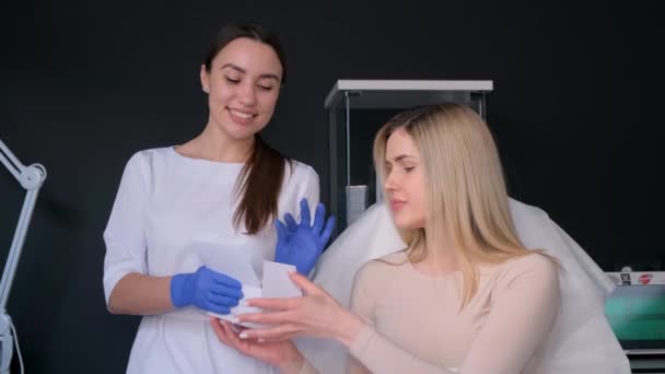 笑顔の美容師が職場のクライアントに相談する 美容室のプロの化粧品専門家 — ストック動画